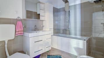 Apartment (A2) | Bathroom