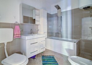 Apartment (A2) | Bathroom | Shower - Apartments Velebit House (Senj)