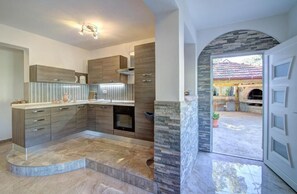 Apartment (A2) | Eigene Küche | Kühlschrank, Ofen, Herdplatte, Espressomaschine