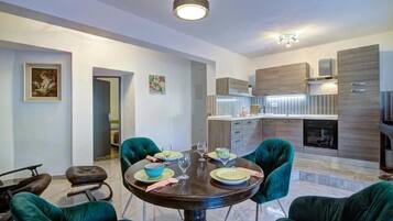 Apartment (A2) | Dining