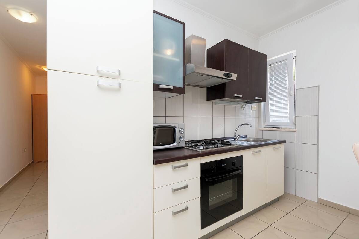 Apartamento (A4) | Cocina privada | Frigorífico, microondas, horno y placa de cocina