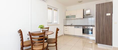 Apartment (A3) | Private kitchen | Fridge, microwave, oven, stovetop