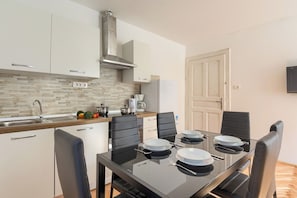 Apartment (A2) | Eigene Küche | Kühlschrank, Herdplatte, Espressomaschine, Wasserkocher
