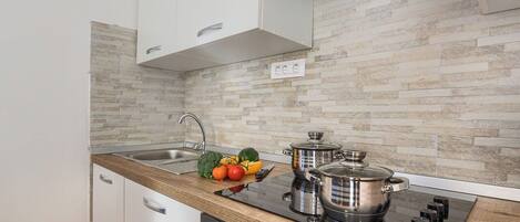 Leilighet (A2) | Eget kjøkken | Kjøleskap, kokeplater, espressomaskin og vannkoker