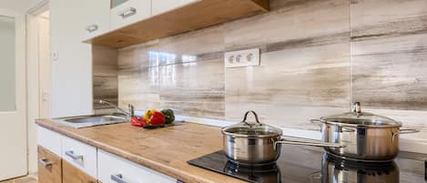 Huoneisto (A1) | Yksityinen keittiö | Jääkaappi, liesi, espressokone, vedenkeitin