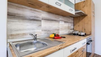 Apartment (A1) | Dapur peribadi | Peti sejuk, dapur, pembancuh kopi espreso, cerek elektrik