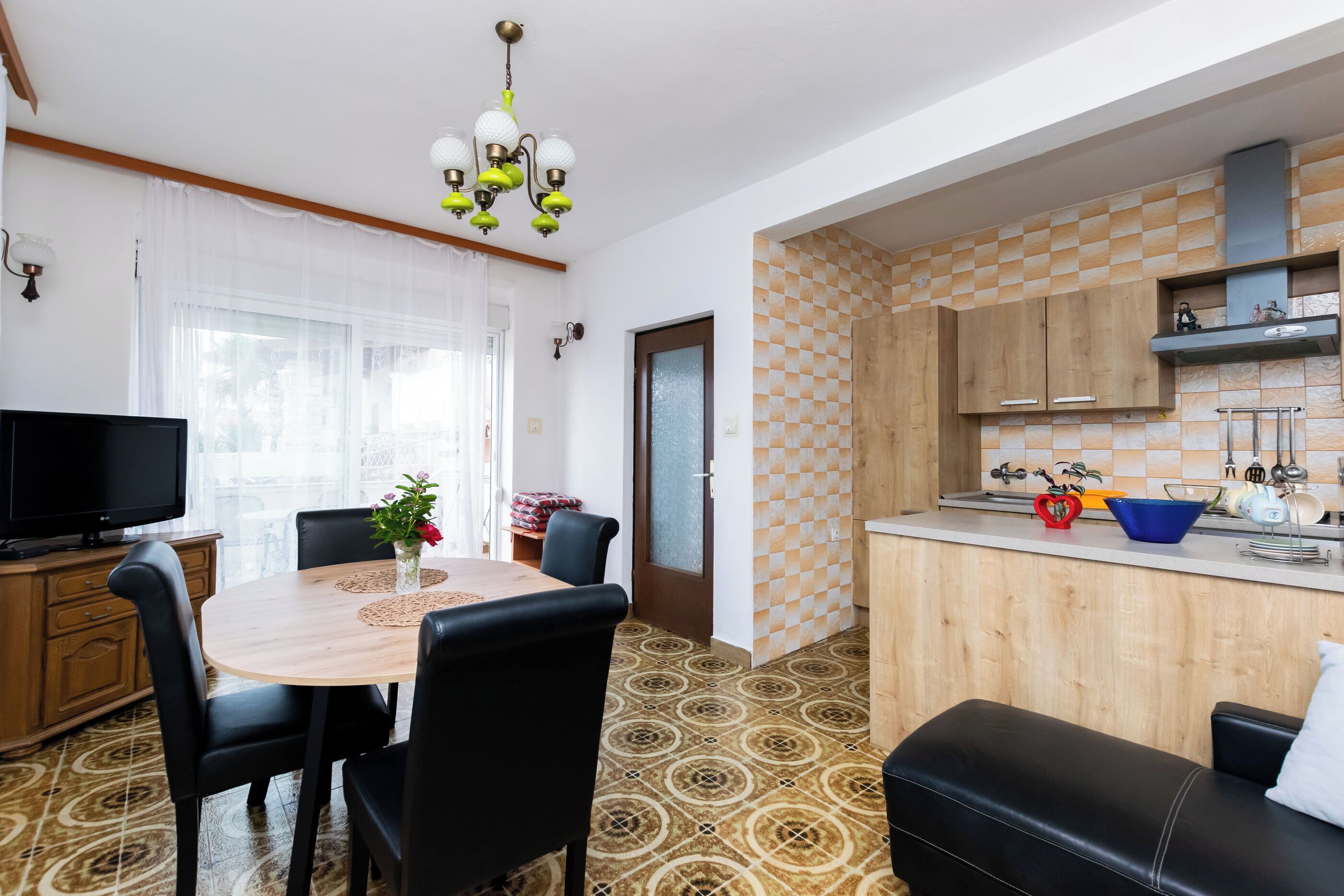 Apartment (A1) | Private kitchen | Fridge, microwave, oven, stovetop