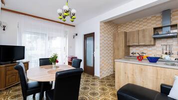 Apartment (A1) | Private kitchen | Fridge, microwave, oven, stovetop