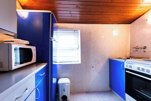 Appartement (A3) | Cuisine privée | Réfrigérateur, four à micro-ondes, un four, surface de cuisson