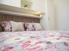 Caja de seguridad en la habitación y tabla de planchar con plancha 