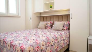 Apartamento (K1) | Cofres nos quartos, ferros/tábuas de passar roupa, Wi-Fi de cortesia