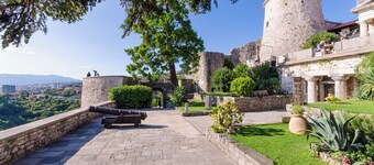 อพาร์ตเมนต์ เยเลนา เดลตา  