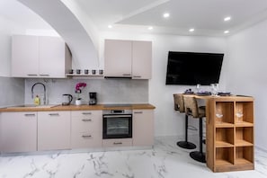 Kühlschrank, Mikrowelle, Ofen, Herdplatte