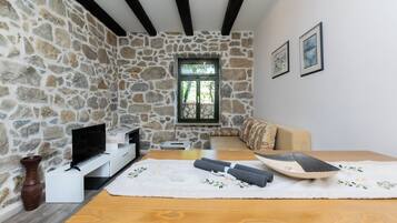 Apartment (A2) | Dining