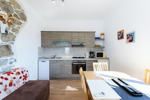 Fridge, microwave, oven, stovetop - Apartments Zeljko (Rab)