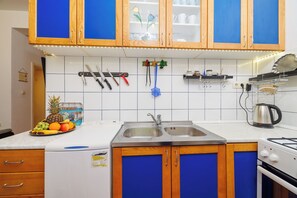 Apartment (A2) | Private kitchen | Fridge, microwave, oven, stovetop - Apartment Vlatka Grof (Crikvenica)