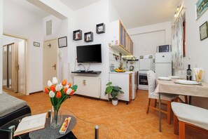 Apartment (A2) | Eigene Küche | Kühlschrank, Mikrowelle, Ofen, Herdplatte