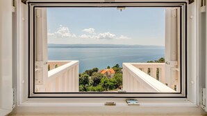 A balcony with a view of the sea and distant mountains. - Apartments Natalies Dream (Omis)