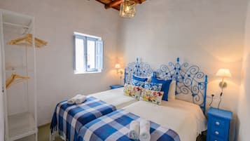 4 bedrooms, iron/ironing board, WiFi, bed sheets