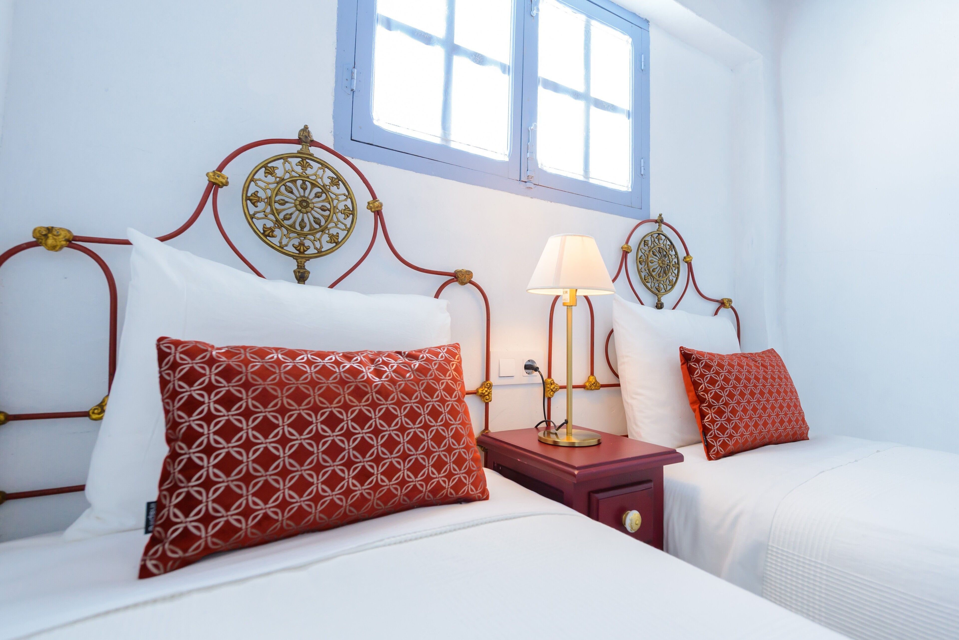 4 habitaciones, tabla de planchar con plancha, wifi y ropa de cama 