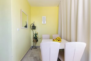 Apartment (A1) | Tempat makan