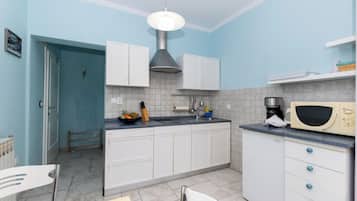 Departamento (A3) | Cocina privada | Refrigerador, microondas, parrilla de estufa y cafetera de espresso