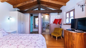 Casa | Caja de seguridad en la habitación y tabla de planchar con plancha