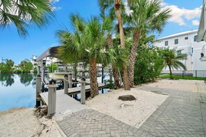 Property grounds - Bayfront Cottage - Private Dock + Steps to Beach (Bonita Springs)