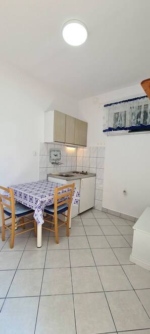 Apartamento (A3) | Cocina privada | Frigorífico, placa de cocina y utensilios de cocina