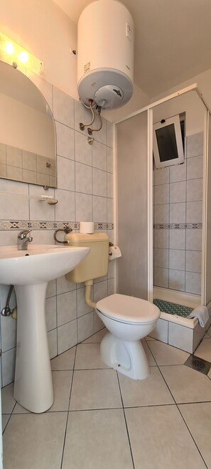 Shower - Apartments Lanterna (Sucuraj)