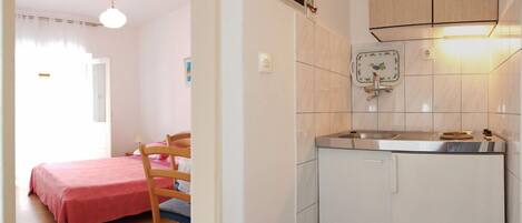 Studio (A2) | Private kitchen | Fridge, stovetop, cookware/dishes/utensils