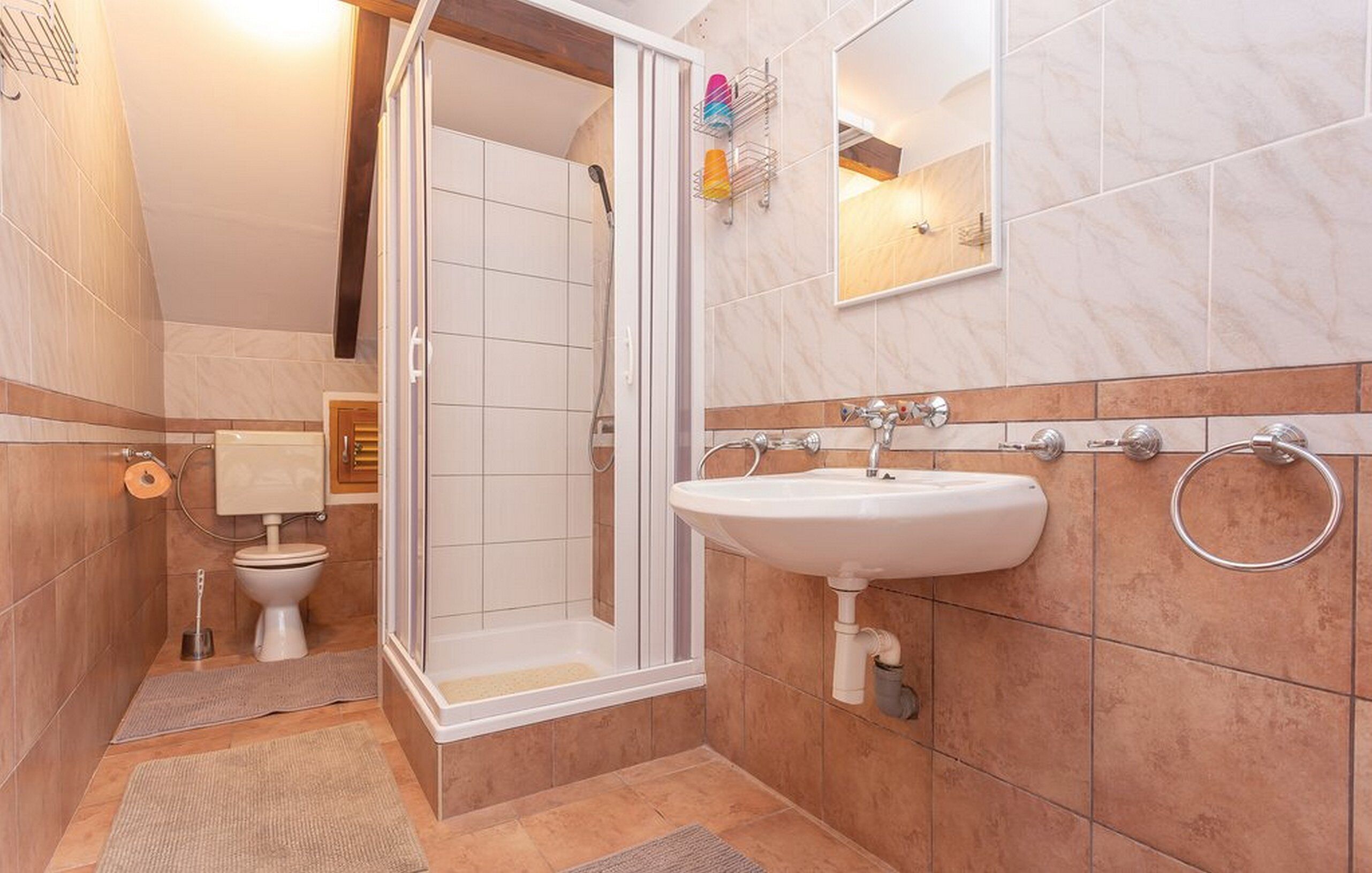 Un baño con ducha, inodoro y lavamanos.