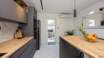 House | Private kitchen | Fridge, microwave, oven, stovetop