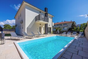 Outdoor pool, a heated pool - House Kety (Baska)