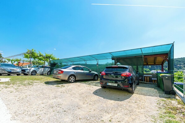 Free self parking - Apartments Mario (Lopar)