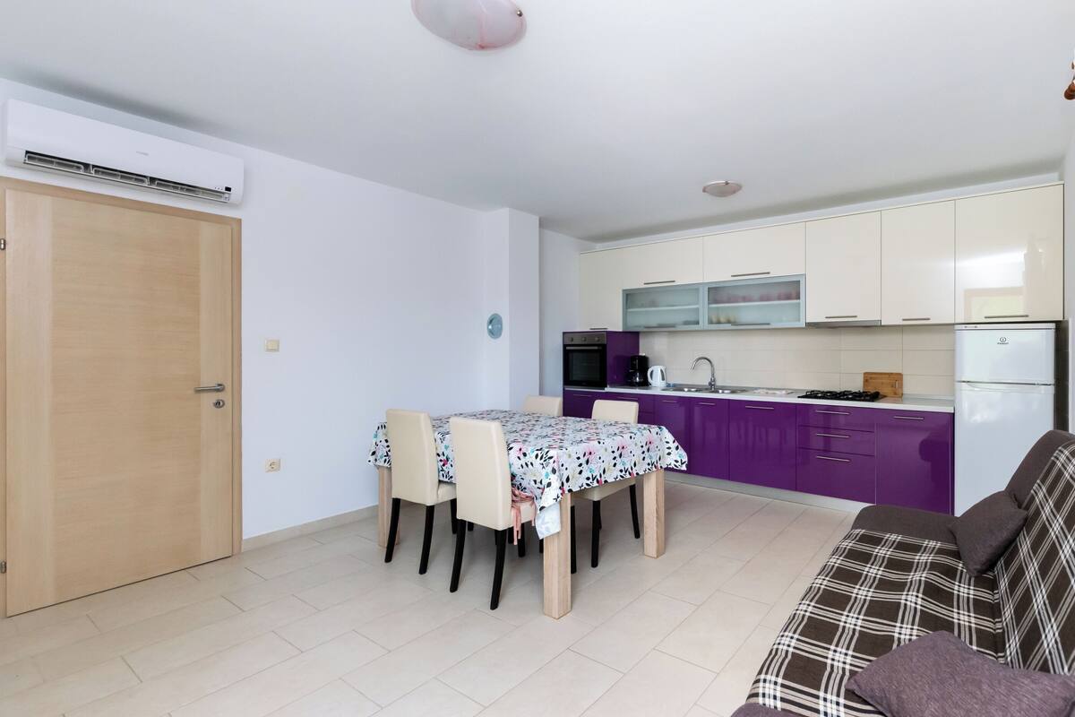 Apartment (A2) | Private kitchen | Fridge, oven, stovetop, espresso maker