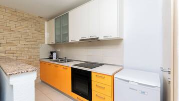 Apartment (A1) | Eigene Küche | Espressomaschine, Kühlschrank, Ofen, Herdplatte