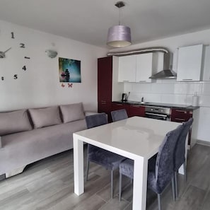 Appartement (A2) | Privékeuken | Een koelkast, een oven, een kookplaat, een vaatwasser
