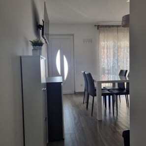 Apartment (A2) | Dining - Apartments Valentina (Crikvenica)