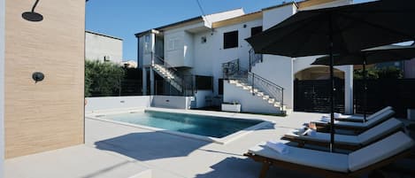 حمّام سباحة خارجي