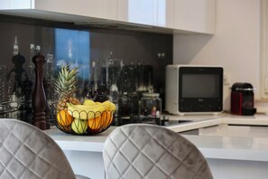 Apartamento (A1) | Cozinha privada | Geladeira, micro-ondas, fogão, cooktop