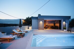 Una piscina al aire libre, una piscina climatizada