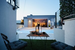 Una piscina al aire libre, una piscina climatizada