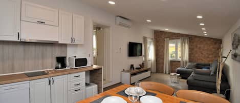 Departamento (A2) | Cocina privada | Refrigerador, microondas, parrilla de estufa y lavavajillas