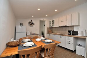 Refrigerador, microondas, horno, placa de cocina