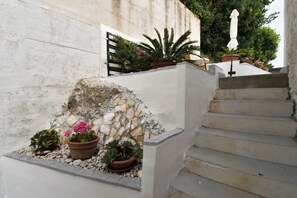 Courtyard - Apartments Plomin (Krsan)