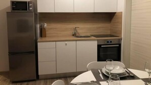 Eine moderne Küche mit Kühlschrank, Mikrowelle, Spüle und Geschirrspüler.
