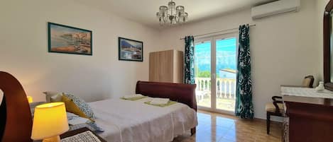 House | Iron/ironing board, free WiFi