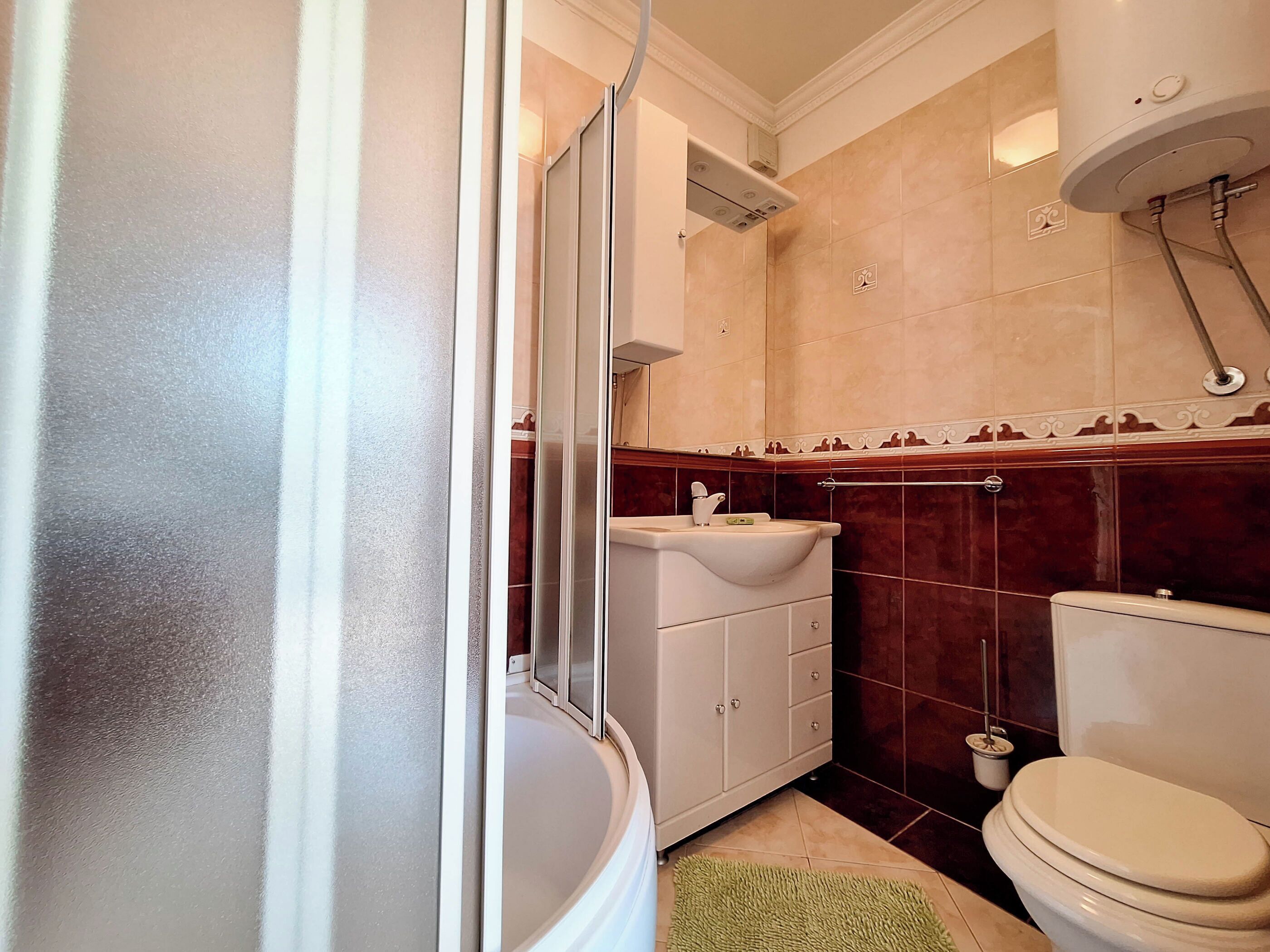 Un bagno con una vasca, un water e un lavandino.