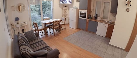 อพาร์ทเมนท์ (A2) | ครัวส่วนตัว | ตู้เย็น, เตาอบ, เตาประกอบอาหาร, เครื่องล้างจาน